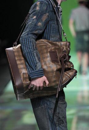 Louis Vuitton تكشف عن مجموعة ربيع صيف 2013 في دبي